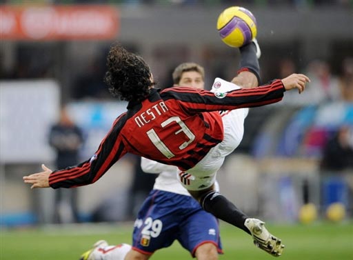  托纳利染红离场AC米兰客场惨遭逆转  